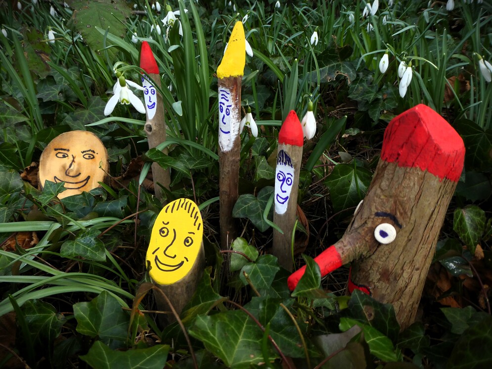 Aus Ästen gebastelte Wichtel