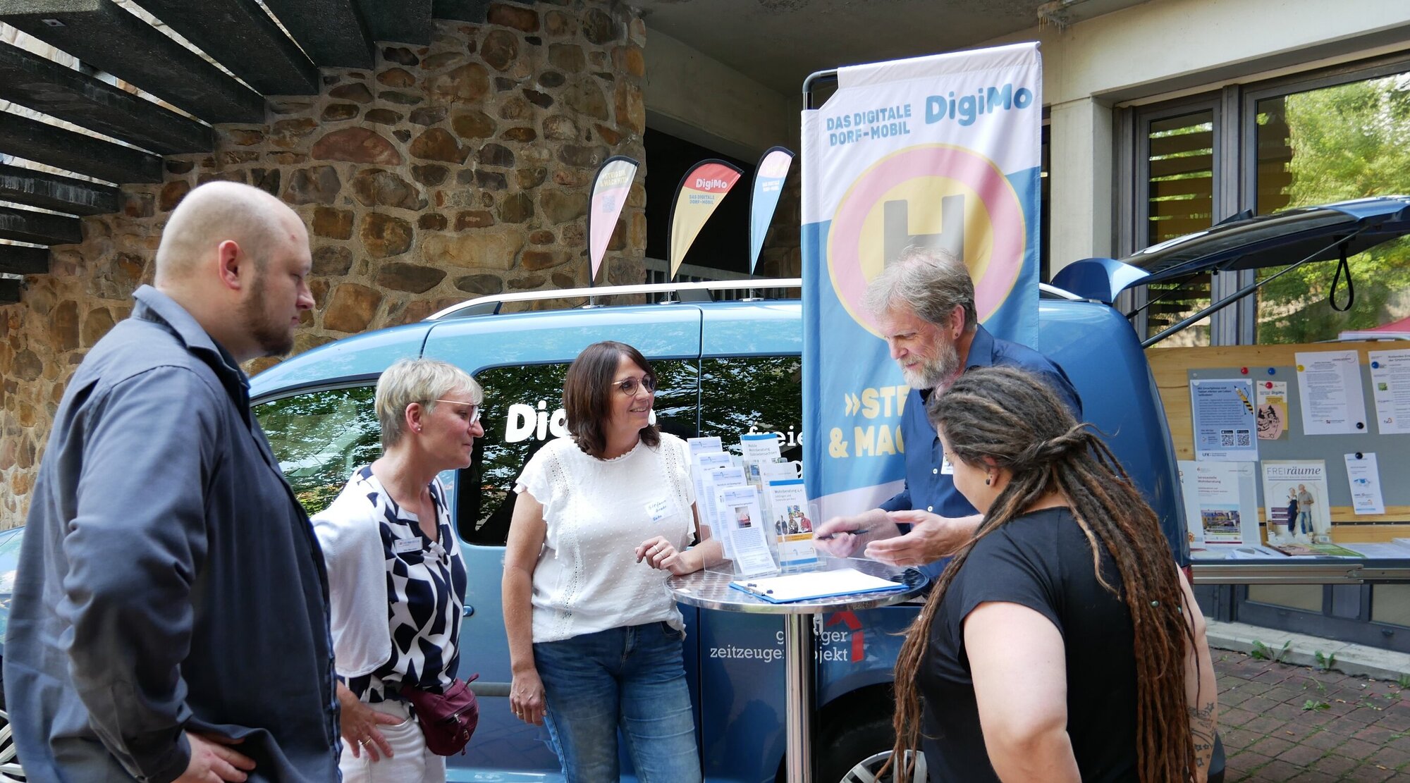 Teilnehmende des Freiwilligentreffens beim Digitalen Dorf-Mobil (LEB Niedersachsen)