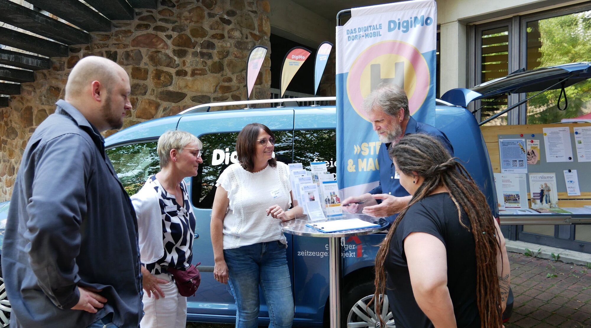 Teilnehmende des Freiwilligentreffens beim Digitalen Dorf-Mobil (LEB Niedersachsen)