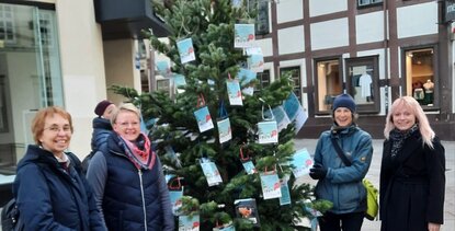 Maja Steinsiek, Sandra Scharff, Kerstin Mollenhauer, Maren Iben am Weihnachtsbaum mit den Wunschzetteln v.l.n.r. (Foto von Uwe Bretthauser)