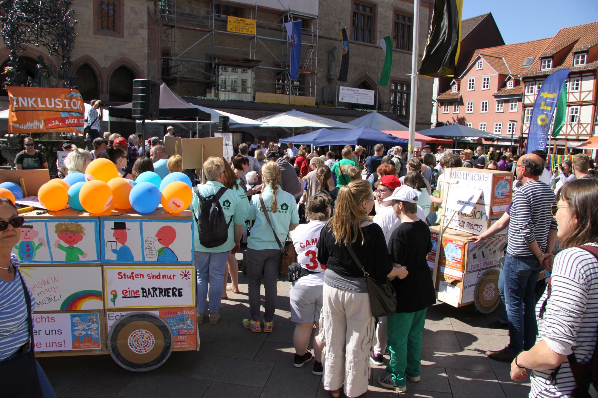 Menschen mit Behinderungen demonstrieren 2018 vor dem Alten Rathaus in Göttingen.